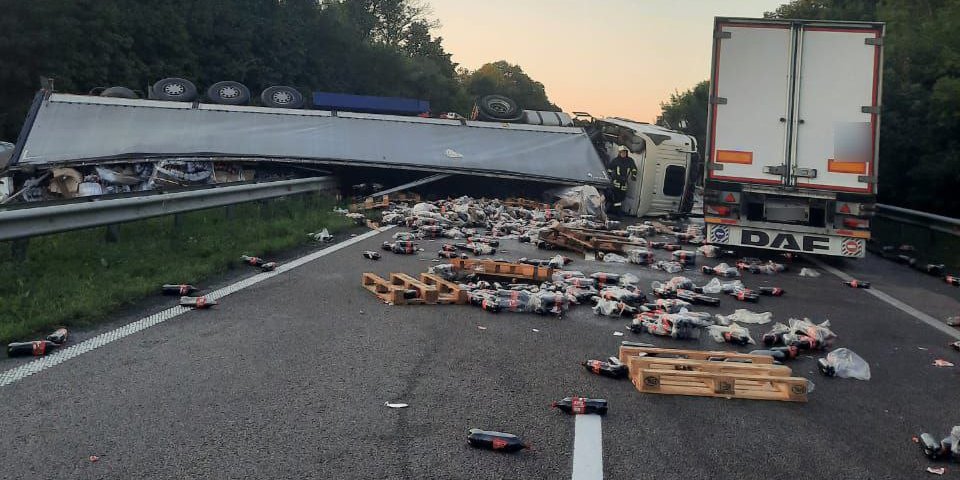 На&nbsp;трассе Киев-Одесса перевернулась фура с&nbsp;Coca-Cola&nbsp;&mdash; появилось видео