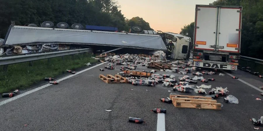 На трассе Киев-Одесса перевернулась фура с Coca-Cola — появилось видео