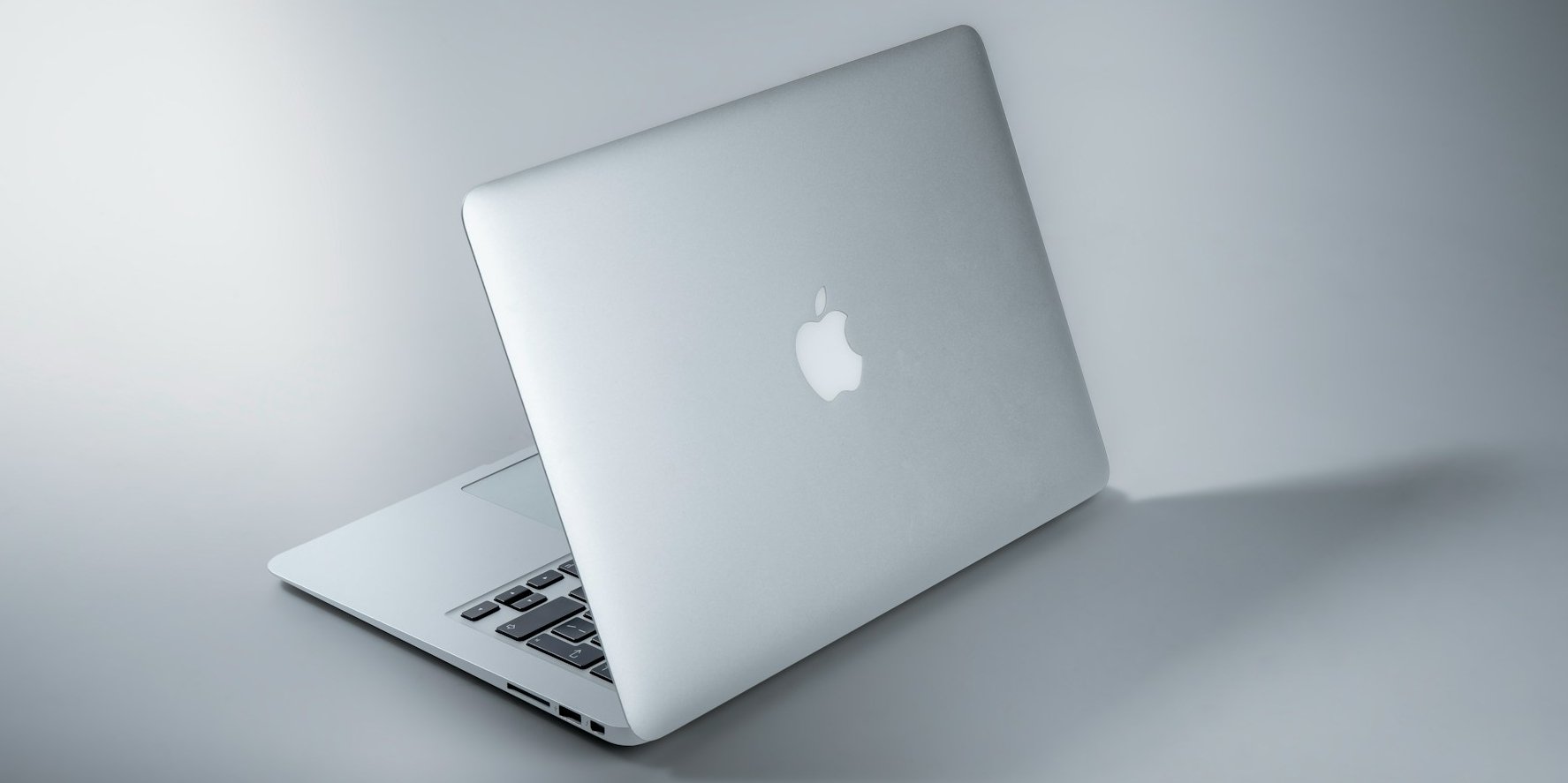 MacBook (Фото: Maxim Hopman/Unsplash)