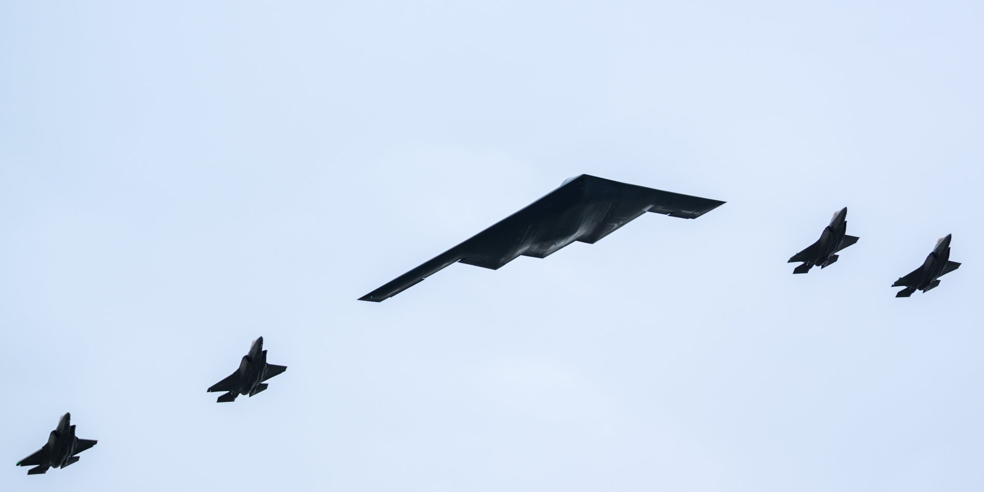 B-2 Spirit stealth bomber (center) (Photo: x.com/RapidResponse47)