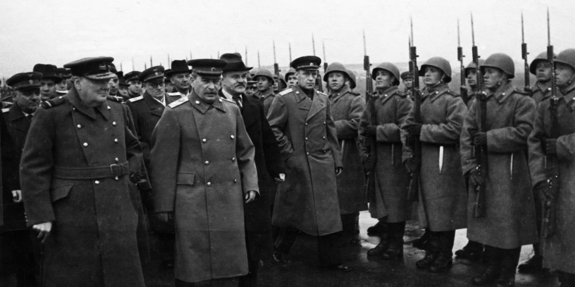 Британский премьер-министр Уинстон Черчилль во время визита в Москву идет рядом с генсеком СССР Иосифом Сталиным, 1944 год (Фото: Universal Images Group via Getty Images)