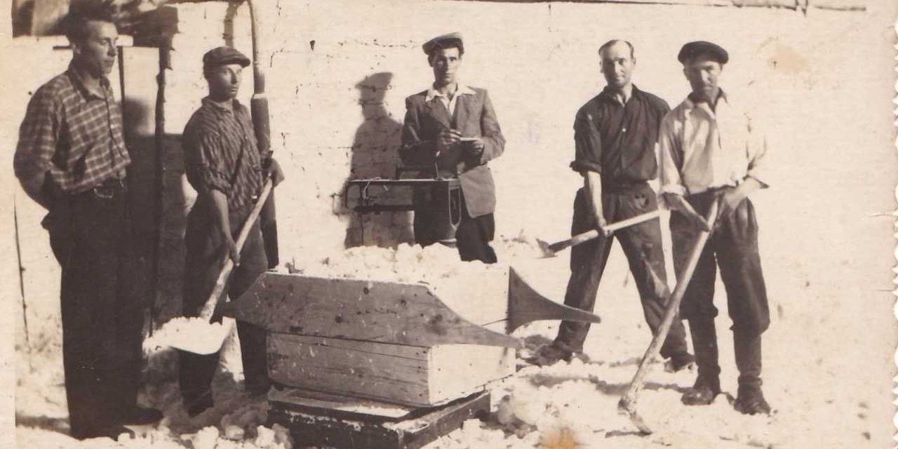 Зважування солі на Долинському сільзаводі, 1950−1960-ті роки (Фото: Долинський краєзнавчий музей Тетяни і Омеляна Антоновичів Бойківщина)