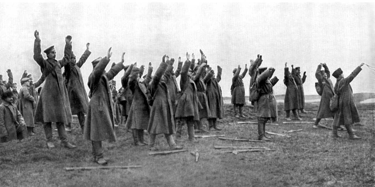Солдаты и офицеры Российской императорской армии сдаются в плен, 1915 год (Фото: Bridgeman Images via Reuters)