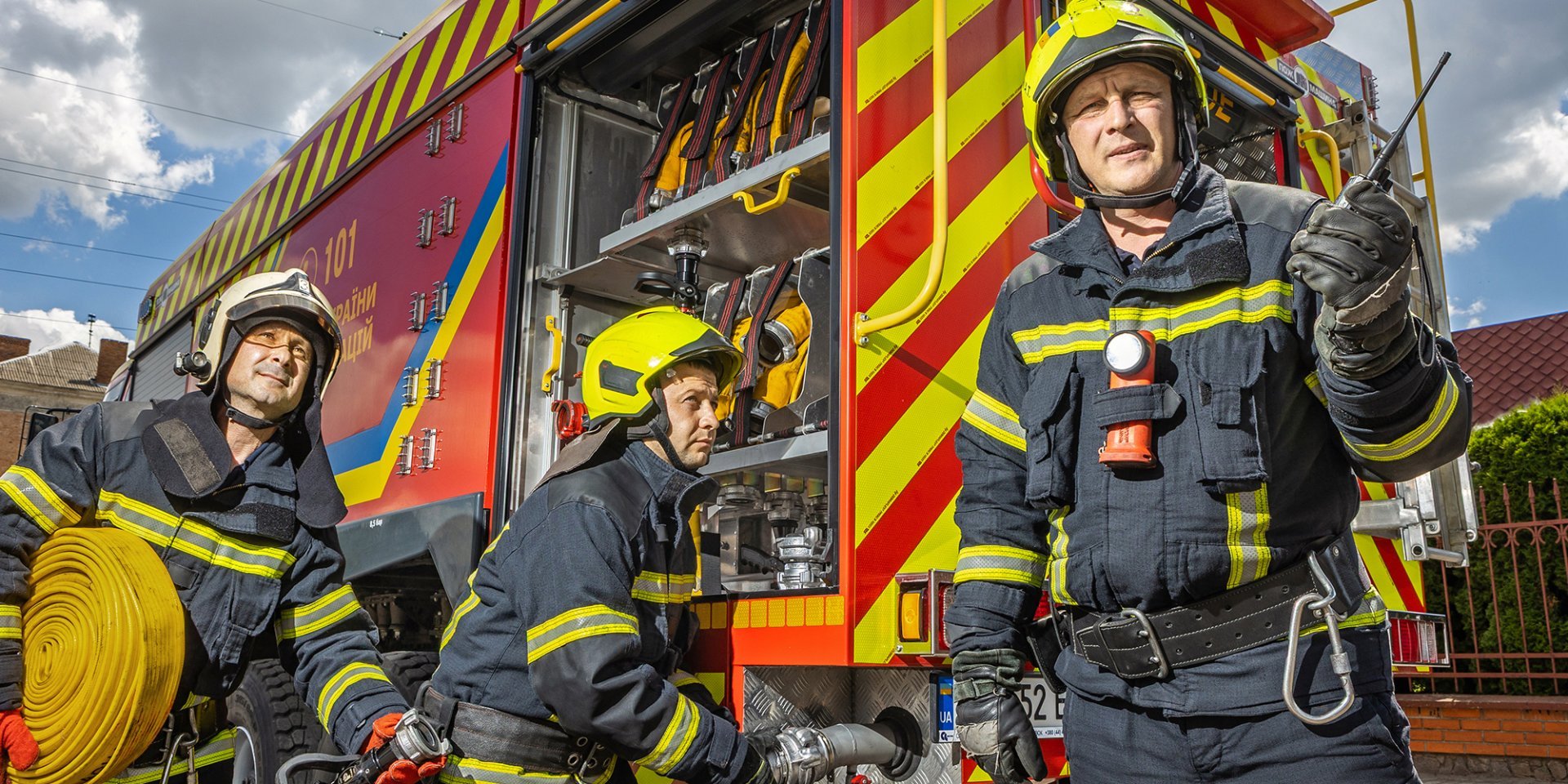 Гуманисты по профессии. Фотопроект NV о тех, кто спасает гражданских украинцев во время вражеских обстрелов или диверсий врага - фото