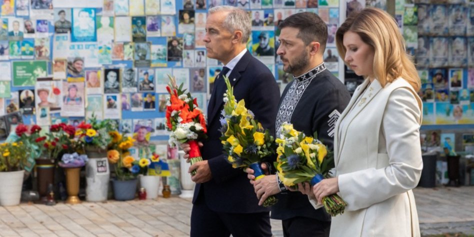 Президент України Володимир Зеленський, перша леді Олена Зеленська та прем'єр-міністр Канади Марк Карні вшанували пам’ять захисників України (Фото: ОП)