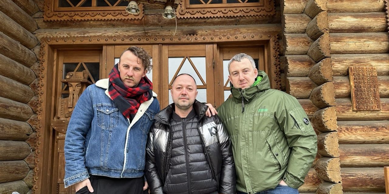 Євген Клопотенко, Ігор Штогрин та Андрій Бакай з вечерею у ресторані Гуцульщина (Фото: Надане рестораном Гуцульщина)