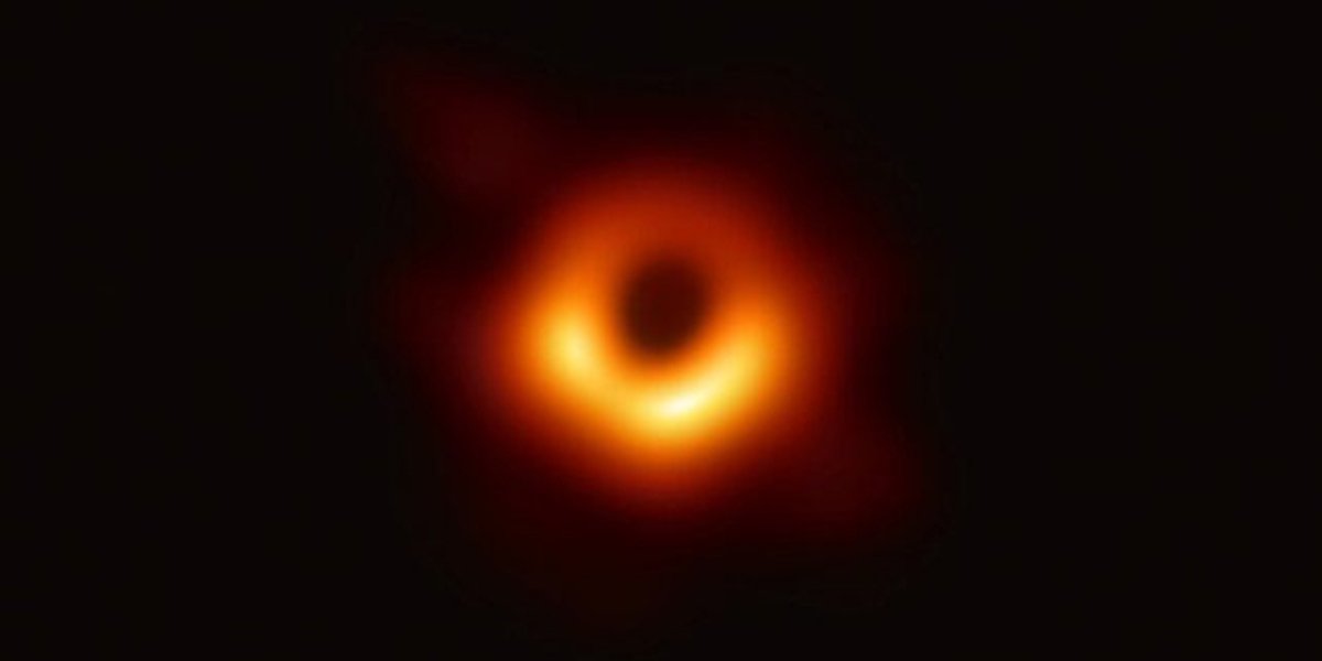 Изображение сверхмассивной черной дыры в центре M87, сделанное телескопом Event Horizon в 2019 году. (Фото: Сотрудничество EHT)