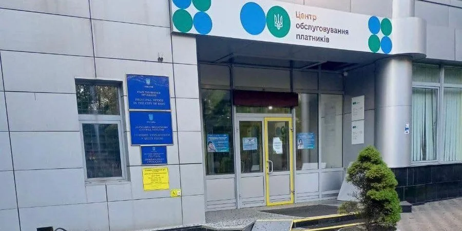 В Киеве в результате массированного российского обстрела повреждены два здания Налоговой