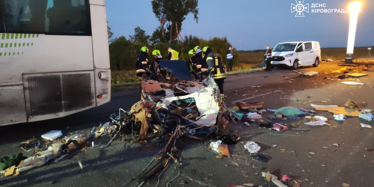 Зіткнулися автобус і Mercedes Sprinter: у Кіровоградській області внаслідок ДТП загинули шестеро людей, серед них дитина