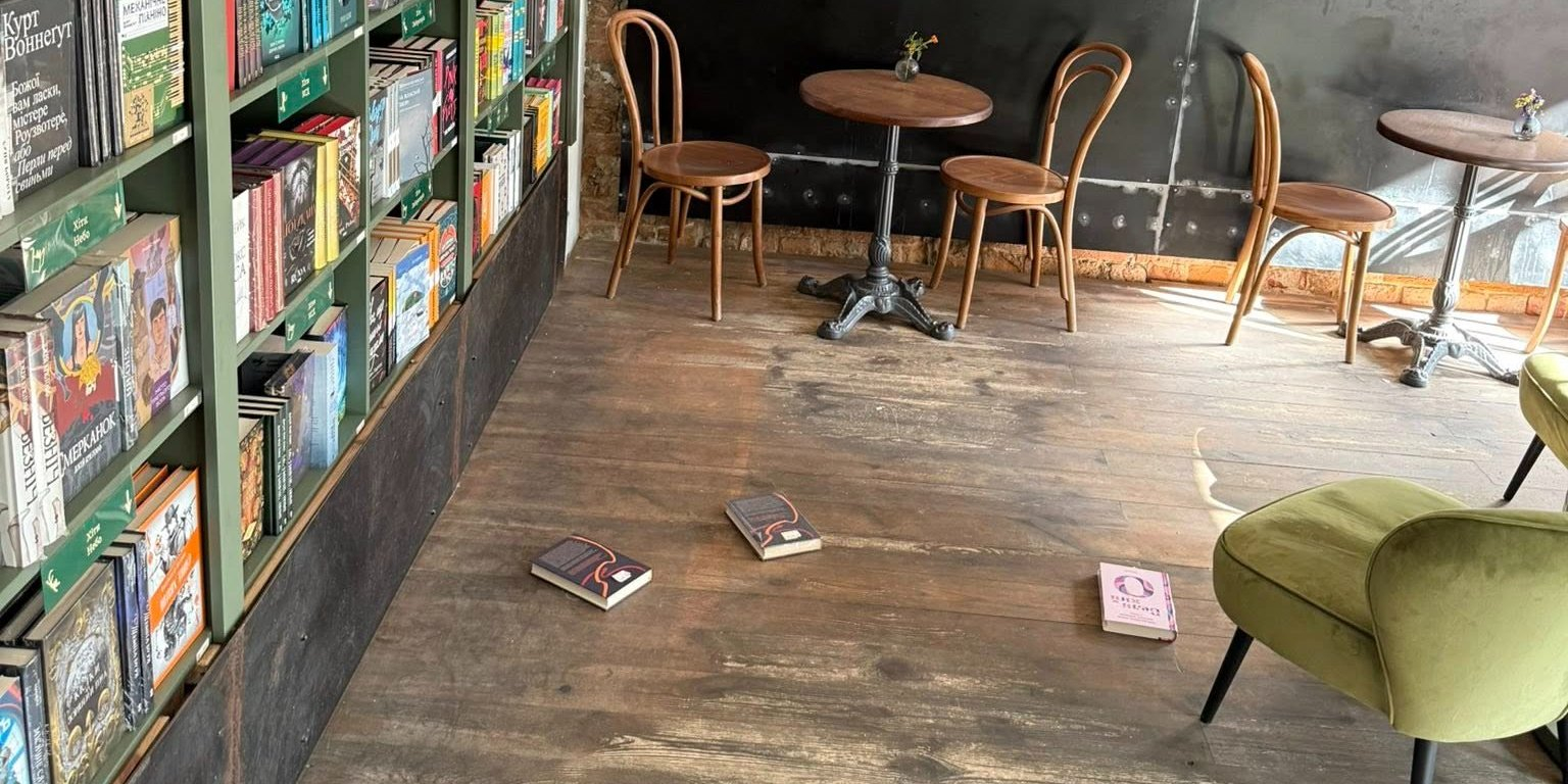 Readeat bookstore in Kyiv damaged (Photo: Dmytro Feliksov / Facebook)