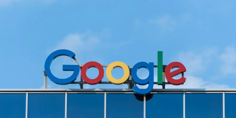 Google перевірятиме особи розробників застосунків — що зміниться / NV 3 Логотип компанії Google (Фото: Pawel Czerwinski/Unsplash)