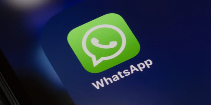 Нова діяльність WhatsApp — ШІ напише повідомлення за вас / NV 3 Логотип застосунку WhatsApp (Фото: ibphoto/Depositphotos)