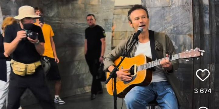 Святослав Вакарчук співає на метро Оліпійська (Фото: @скріншот/sviatoslav.vakarchuk/Instagram)