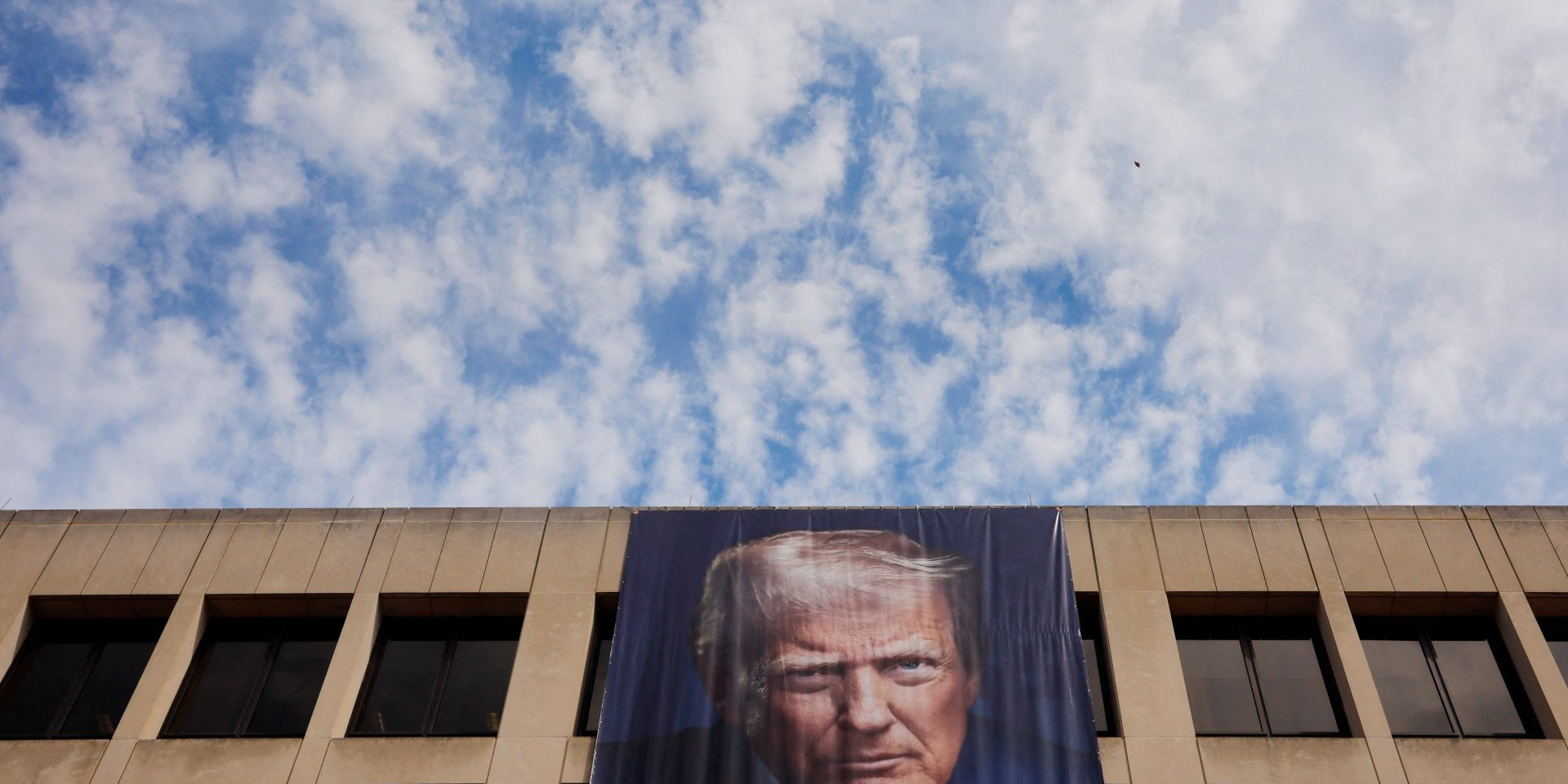 Хоче миру «за будь-яку ціну». Трампа не влаштовують пропозиції Зеленського та Європи щодо завершення війни — The Atlantic