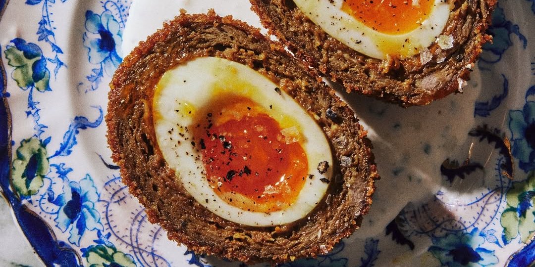 Яйце по-шотландськи ідеально смакуватиме на сніданок (Фото: instagram/lords_nyc)