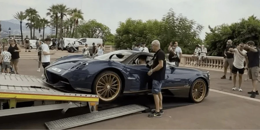 Гіперкар Pagani за 3,5 мільйона доларів пошкодили під час доставки / NV 2 Випущено лише 100 примірників цього авто. (Фото: dart_spot/Instagram)