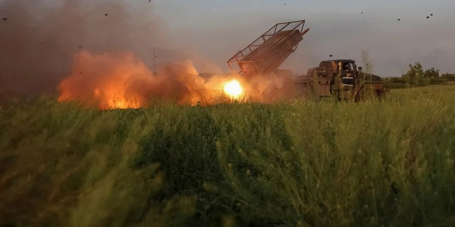 Ukrainian defenders fire on Russian troops in Donetsk Oblast (Photo: REUTERS/Anatolii Stepanov)