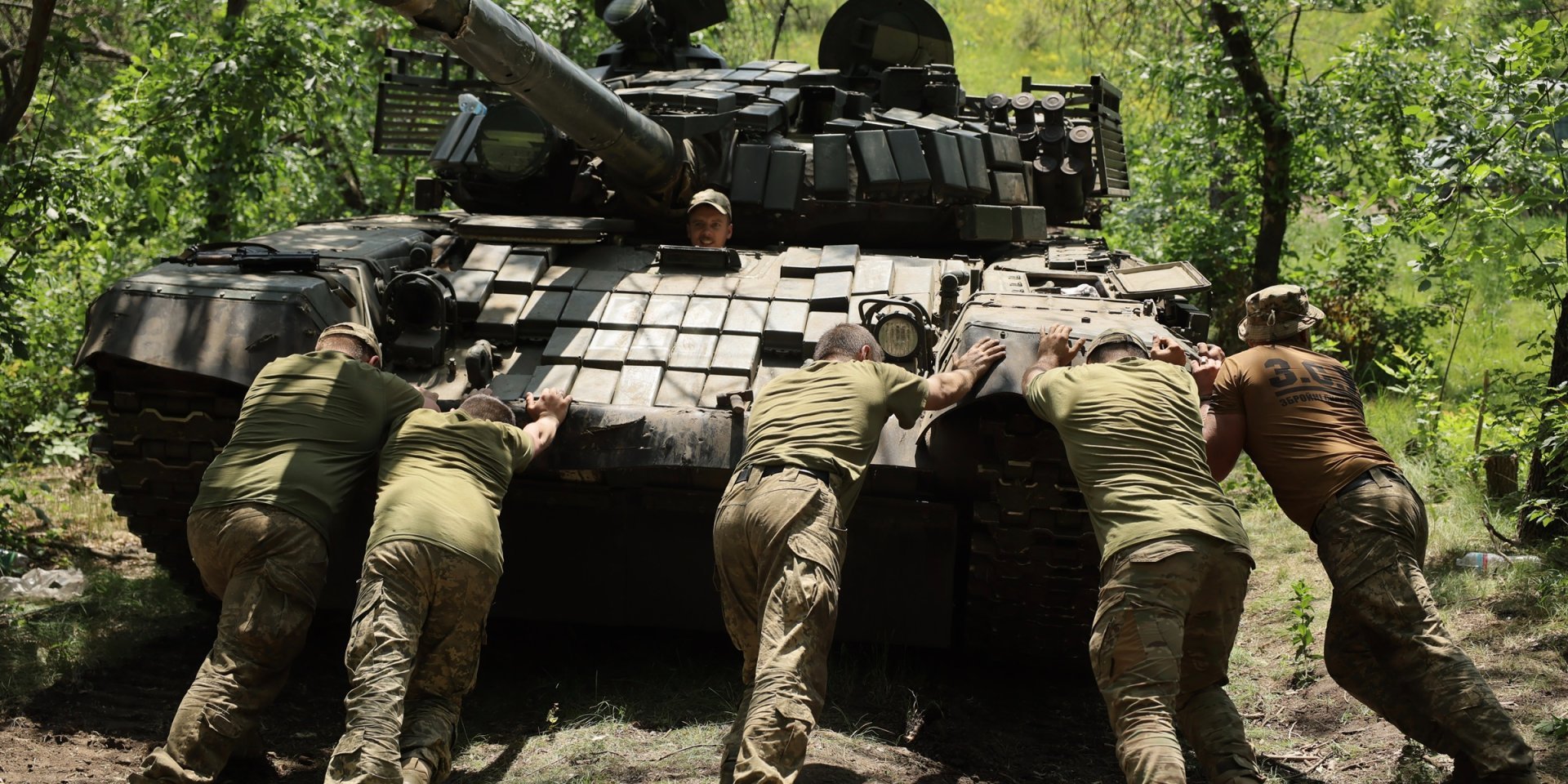 Сталевий щит піхоти. Як екіпажі бронемашин Сухопутних військ ЗСУ опиняються там, де найгарячіше, і стають ціллю № 1 — фоторепортаж - фото