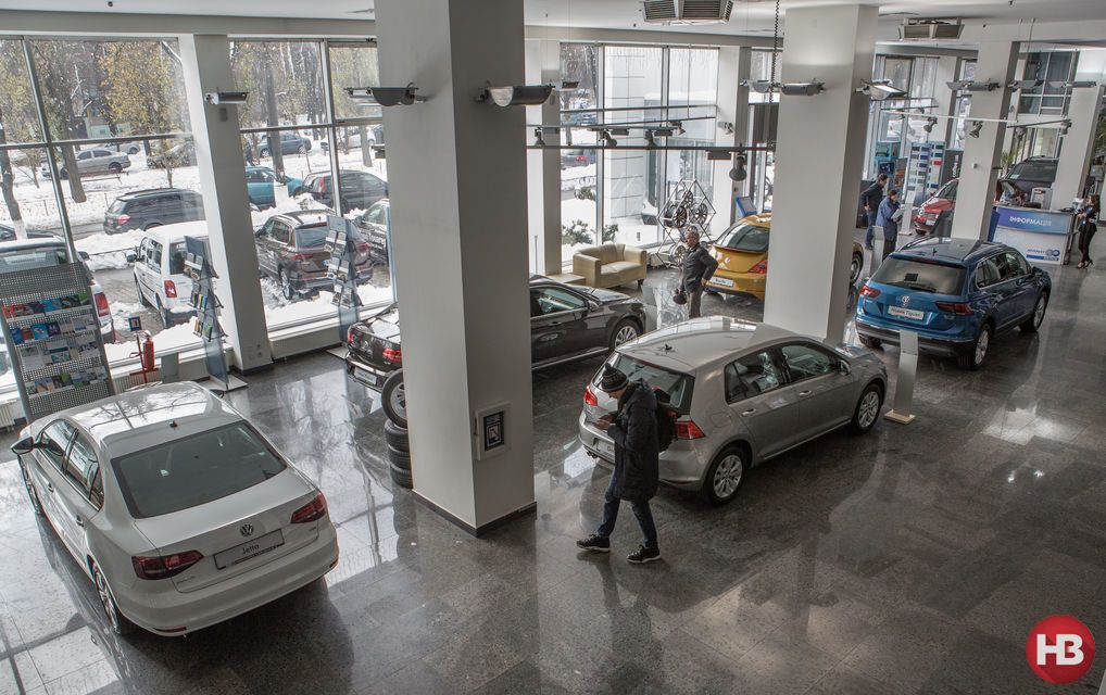 Автомобили Volkswagen в киевском автосалоне (Фото: Фото: Наталья Кравчук)