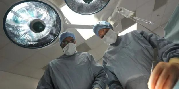 Трансплантация органов спасает жизнь, но хирургическое вмешательство — это процедура со значительными рисками (Фото: BBC)