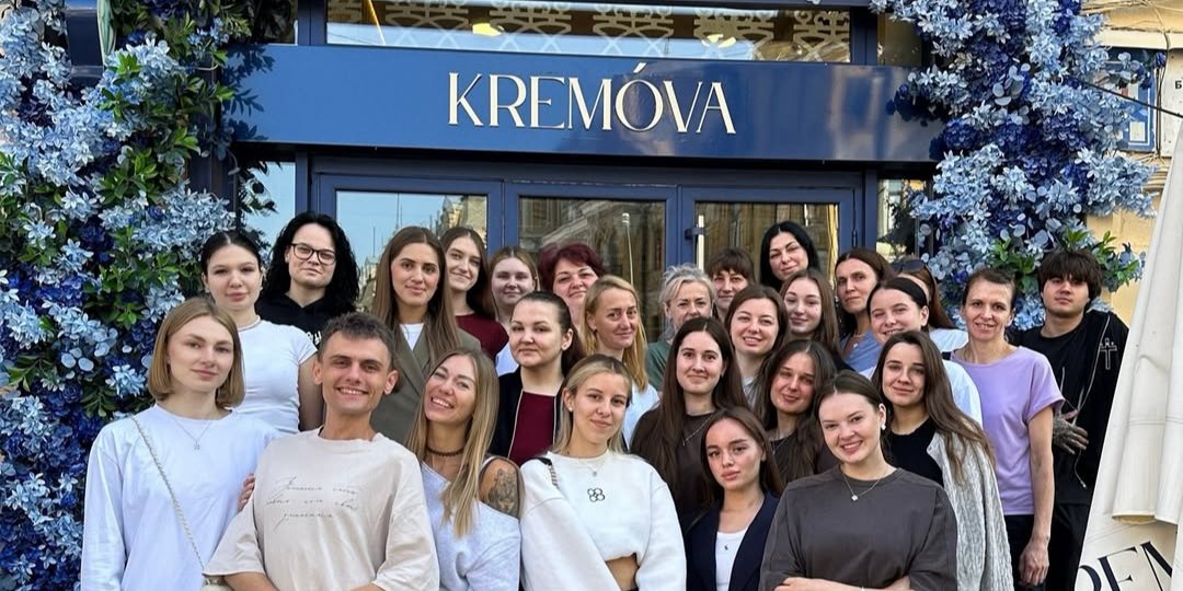 Команда закладу Кремова в день зруйнування виробництва (Фото: Instagram@kremova.ua)