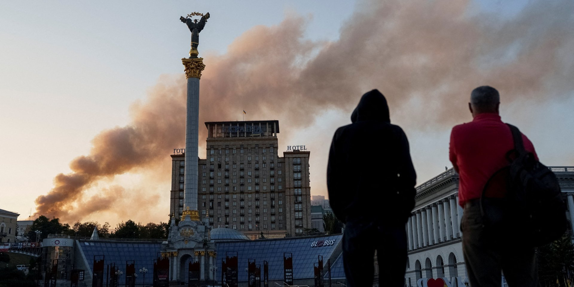 People watch smoke rising above the Cabinet of Ministers building after the Russian attack on Kyiv on September 7, 2025. (Photo: REUTERS/Serhii Korovainyi)