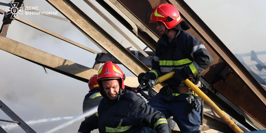 В Виннице ликвидировали масштабный пожар на предприятии после удара РФ: что известно о пострадавших