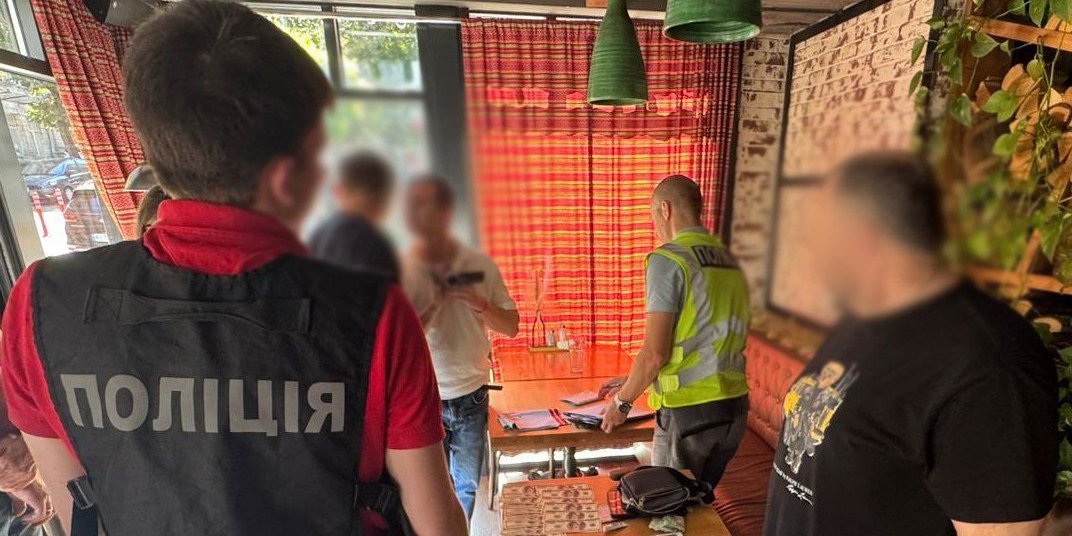 За&nbsp;10 тысяч долларов. Чиновник Минобороны устраивал мужчин на&nbsp;критически-важное предприятие ради бронирования&nbsp;&mdash; полиция