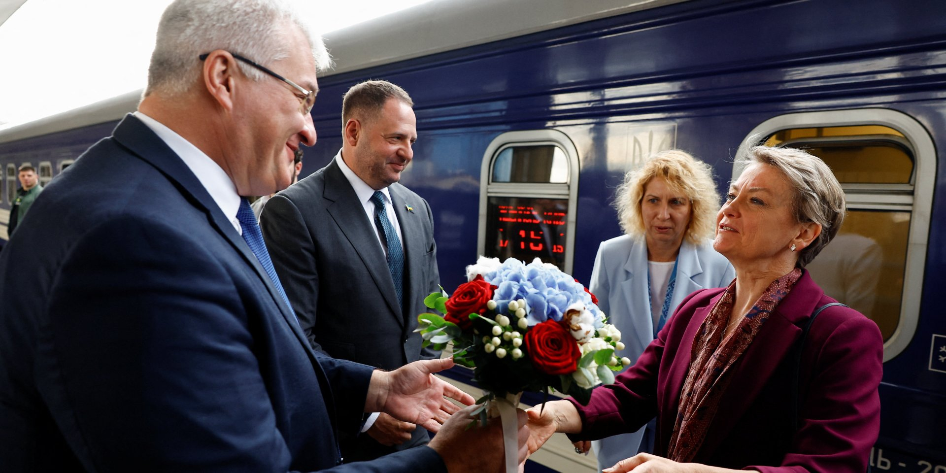 Ukraine's Foreign Minister Andrii Sybiha meets his British counterpart Yvette Cooper at Kyiv train station, Sep. 12 (Photo: REUTERS/Valentyn Ogirenko/Pool)
