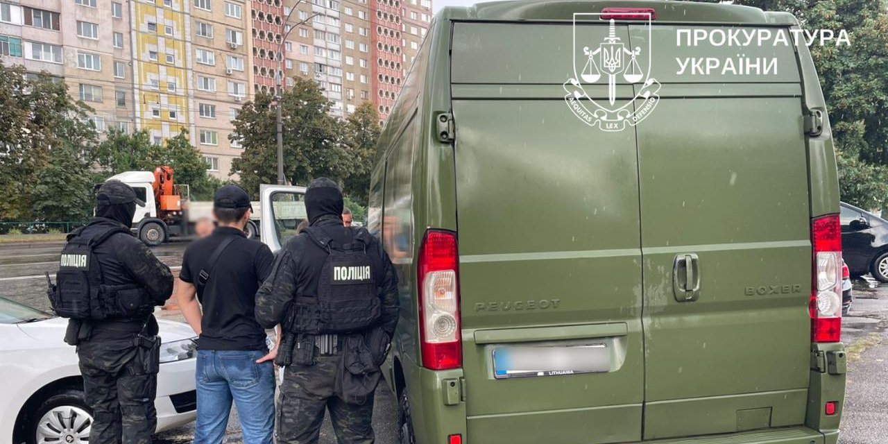Фигурантка пыталась продать три автомобиля, ее задержали во время получения денег (Фото: Киевская городская прокуратура/Telegram)