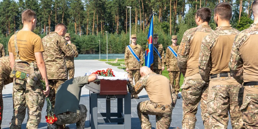 На Национальном военном мемориальном кладбище состоялось первое захоронение украинского бойца — фото