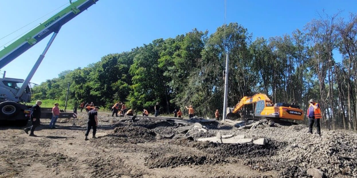 28 поездов изменили маршруты из-за взрывов на&nbsp;железной дороге под Бояркой