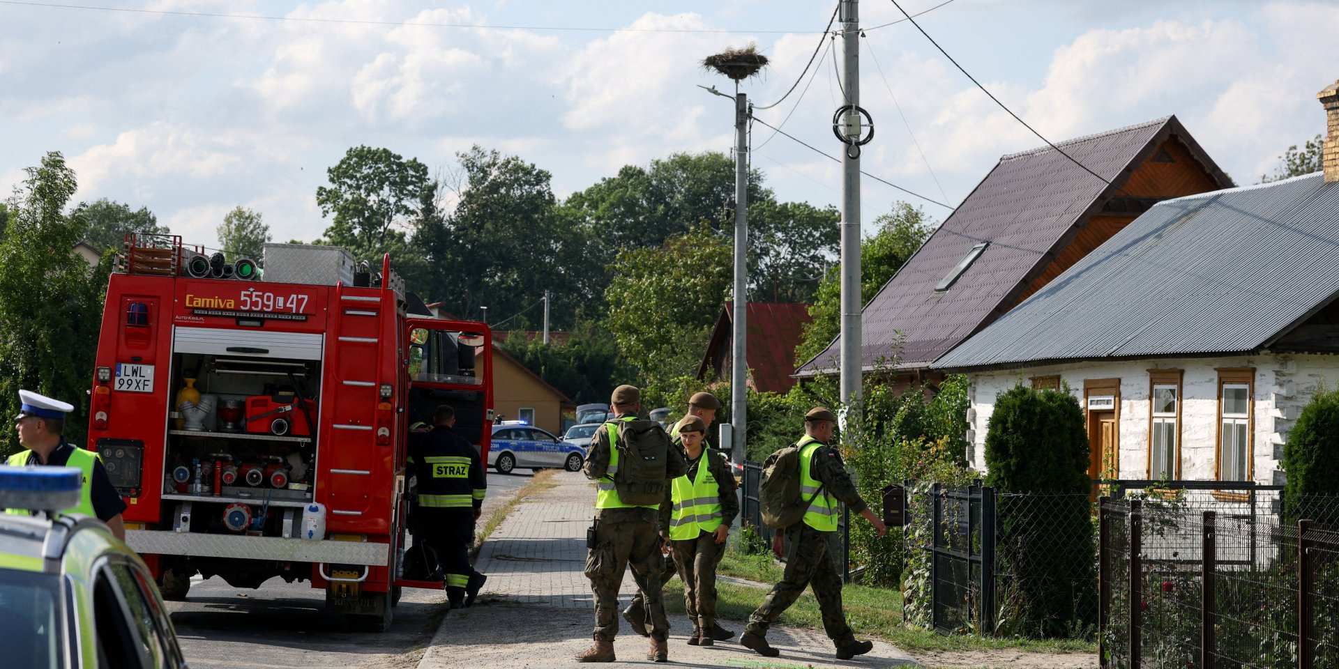 Польские военные на месте падения российского дрона, 10 сентября 2025 года (Фото: REUTERS/Kacper Pempel)
