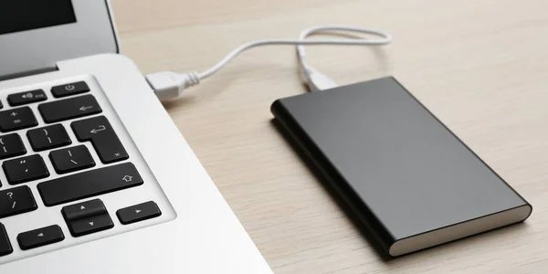 Заряджання ноутбука (Фото: depositphotos.com)