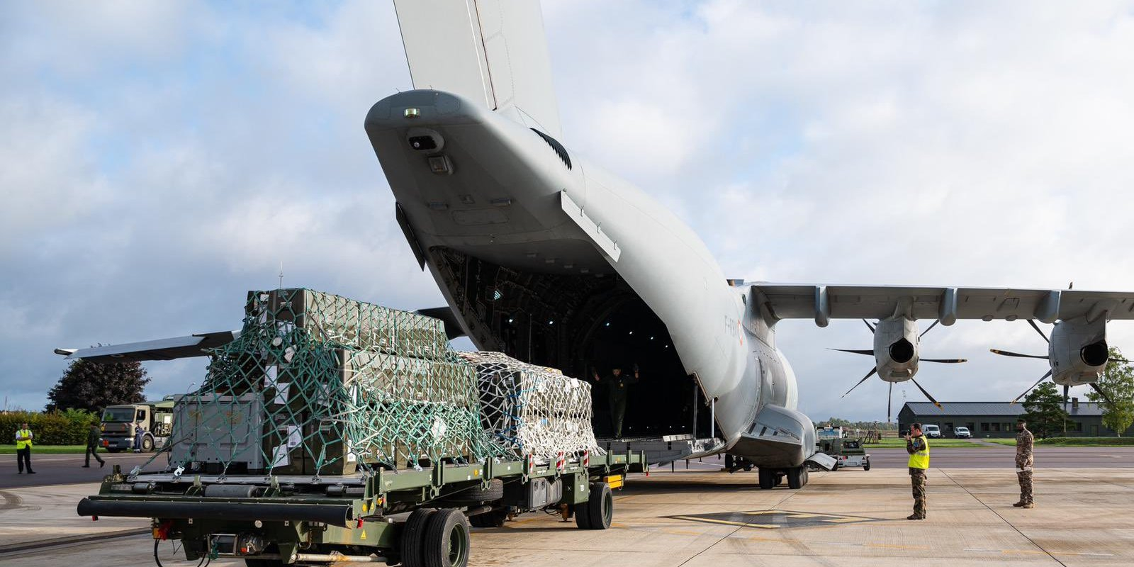 French military cargo unloading in Poland (Photo: Gen. Jérôme Bellanger  / Twitter)