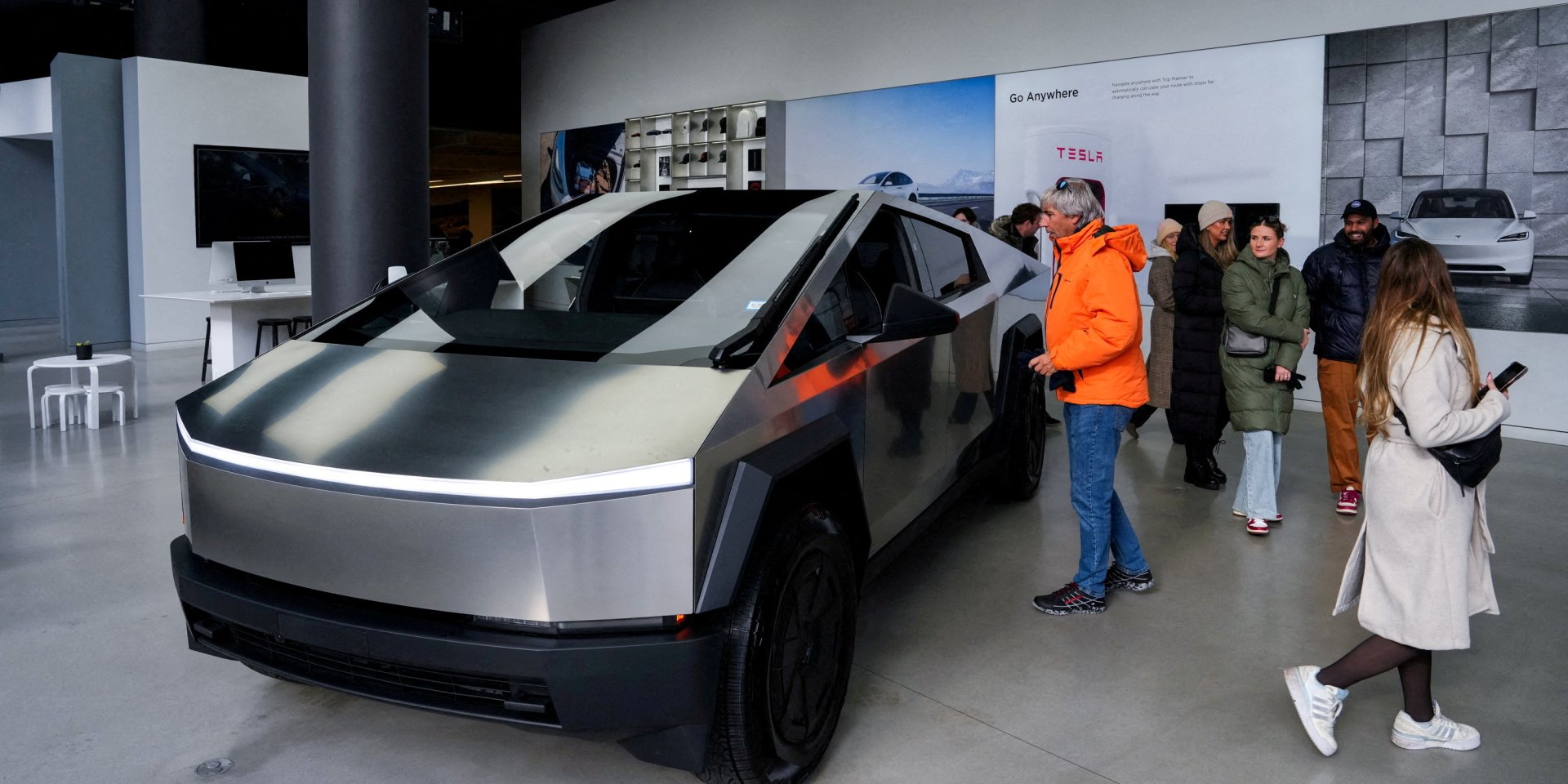 Пока неизвестно, собирается ли Tesla выпускать замену для этой версии (Фото: REUTERS/Adam Gray)