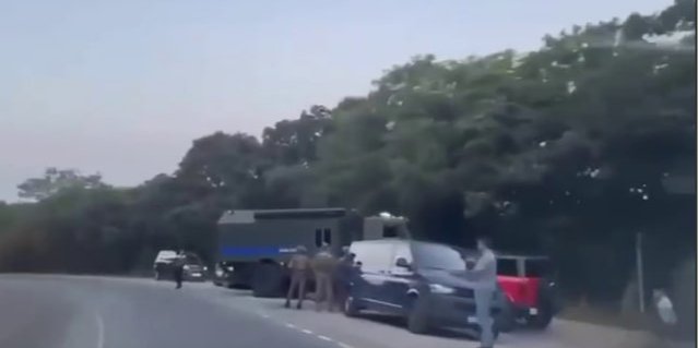 Рух транспорту в районі вибухів частково перекрили, правоохоронці перевіряють усі автомобілі (Фото: Джерела NV)