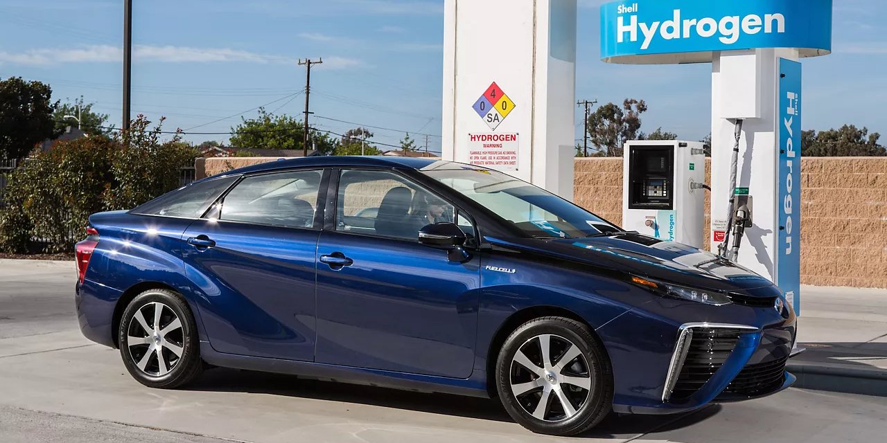 Toyota Mirai на водневій заправці (Фото: Toyota)