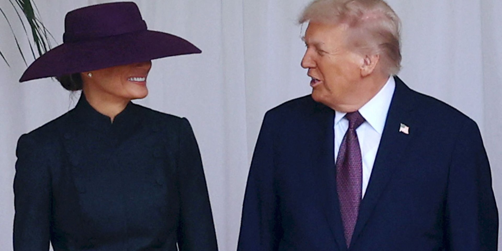 Мелания Трамп надела шляпу, которая подходит к галстуку Дональда Трампа (Фото: Chris Jackson/Pool via REUTERS)