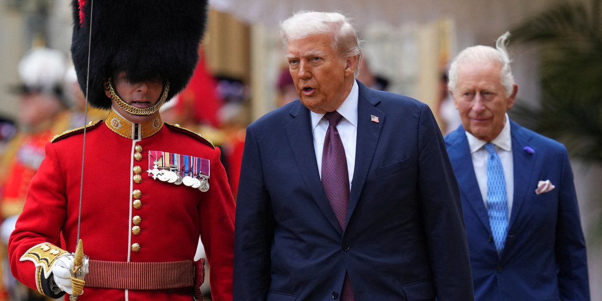 Дональд Трамп и король Чарльз осматривают почетный караул Виндзорского замка (Фото: Kirsty Wigglesworth/Pool via REUTERS)
