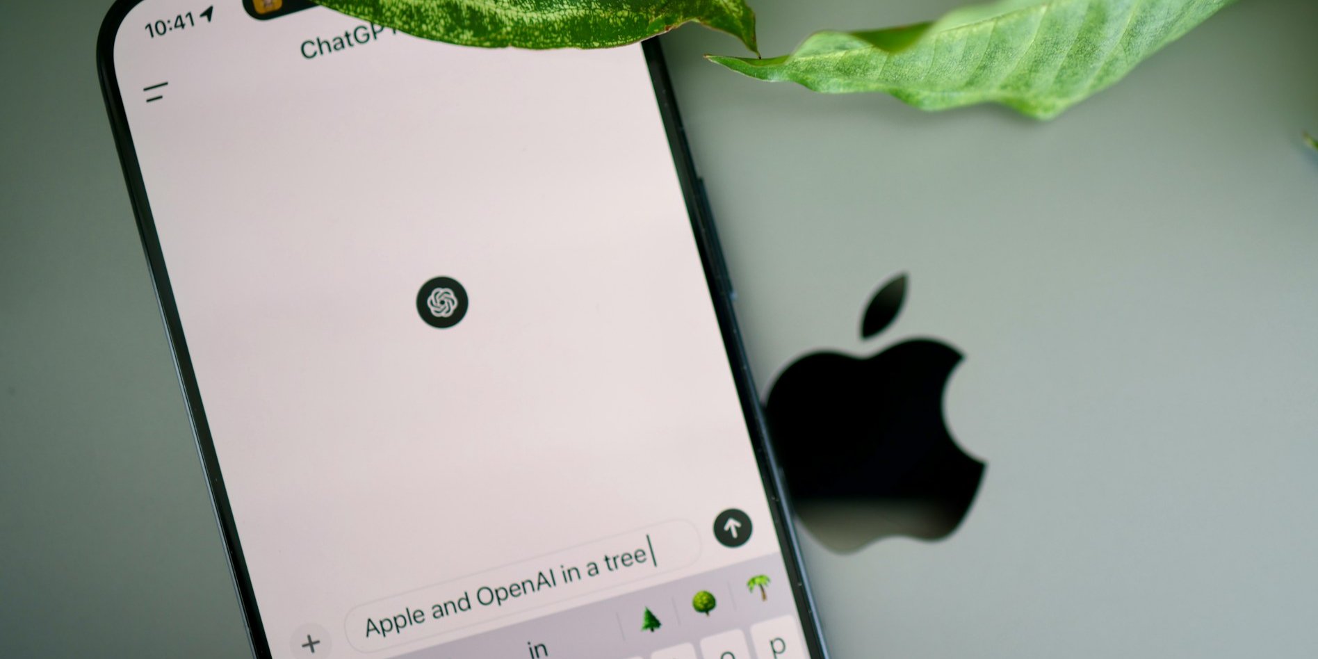 ChatGPT и логотип Apple (Фото: Solen Feyissa/Unsplash)