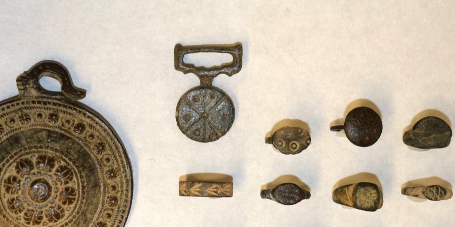 У&nbsp;секонд-хенді знайшли ювелірні вироби, які можуть бути скарбами Середньовіччя (Фото: SFU/Museum of&nbsp;Archaeology & Ethnology)