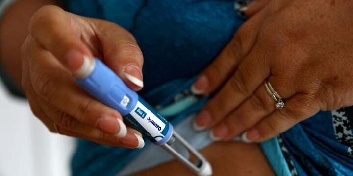 Женщина делает инъекцию Оземпика в Дадли, Великобритания, 31 октября 2023 года (Фото: REUTERS/Lee Smith)