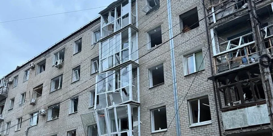 В Славянске россияне ударили КАБами по девятиэтажке и школе искусств, среди раненых — ребенок