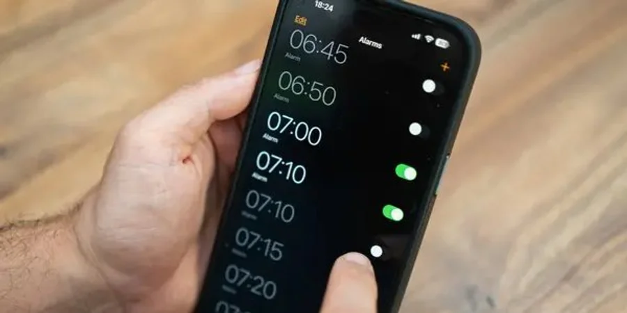 iOS 26.1 beta 2 змінює управління будильником — Чому свайп замість натискання може бути зручнішим / NV 3 Будильник (фото: redeptphotos.com)