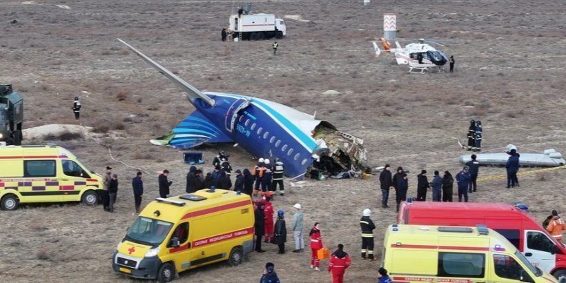 Фахівці екстреної служби працюють на місці катастрофи пасажирського літака Азербайджанських авіаліній поблизу міста Актау, Казахстан, 25 грудня 2024 року (Фото: REUTERS/Azamat Sarsenbayev)