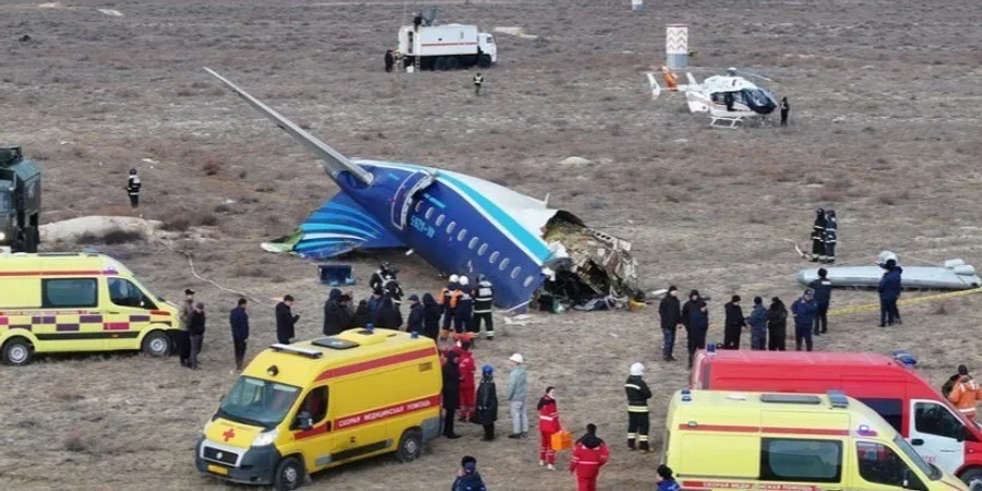 Фахівці екстреної служби працюють на місці катастрофи пасажирського літака Азербайджанських авіаліній поблизу міста Актау, Казахстан, 25 грудня 2024 року (Фото: REUTERS/Azamat Sarsenbayev)