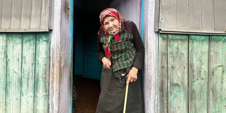 Бабушка из Прикарпатья передала 20 тысяч гривен ВСУ (Фото: ГО «Захист держави»)
