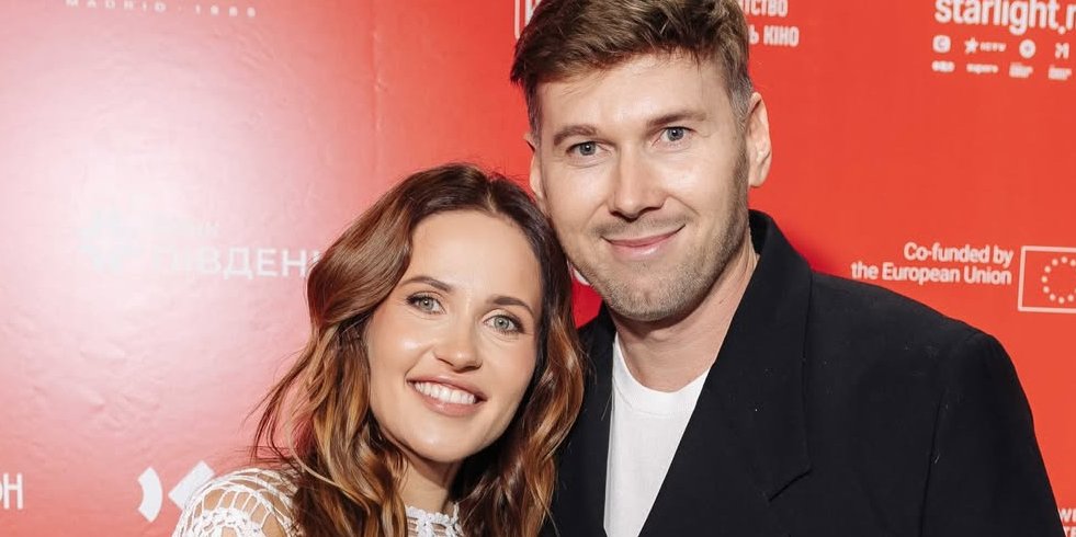 Қыздар құрбысын шешіндіреді Порно ұялшақ және шешінетін