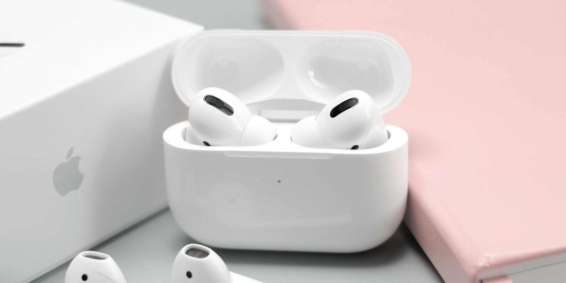 Apple готовит новое поколение AirPods (иллюстративное) (Фото: Daniel Romero/Unsplash)
